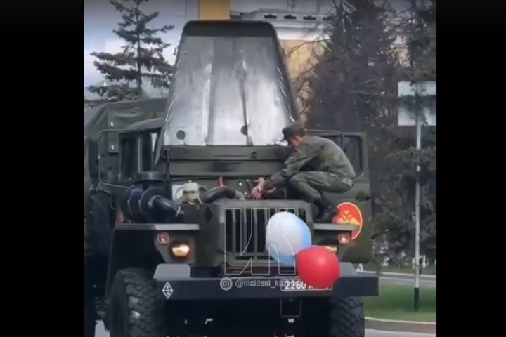 Военная машина загорелась на параде в Кемерове