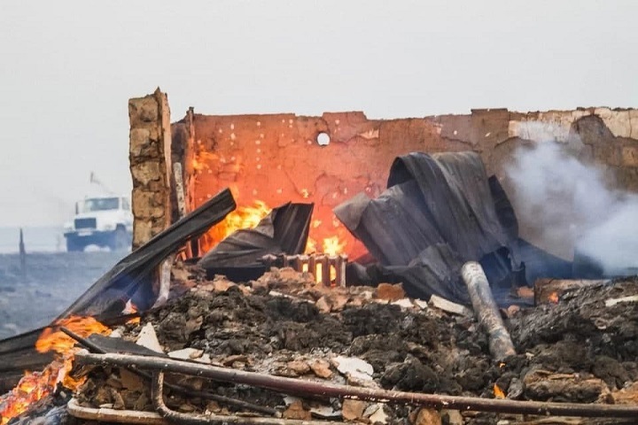 Главу администрации обвинили в халатности за сгоревшую омскую деревню
