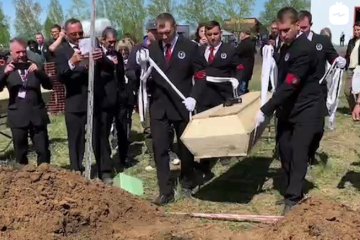 Омичи победили в скоростной копке могил в Новосибирске