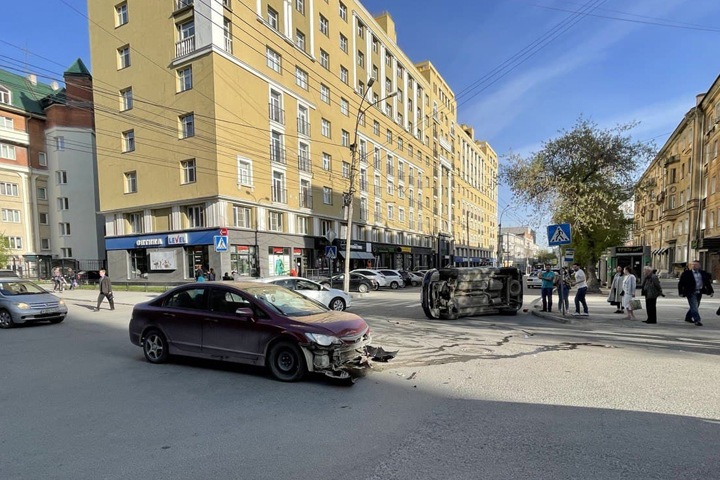 Машина опрокинулась на бок в центре Новосибирска (Фото)