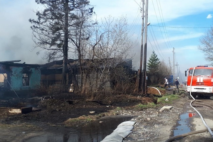 Огонь с горящей травы перекинулся на дома в Иркутской области
