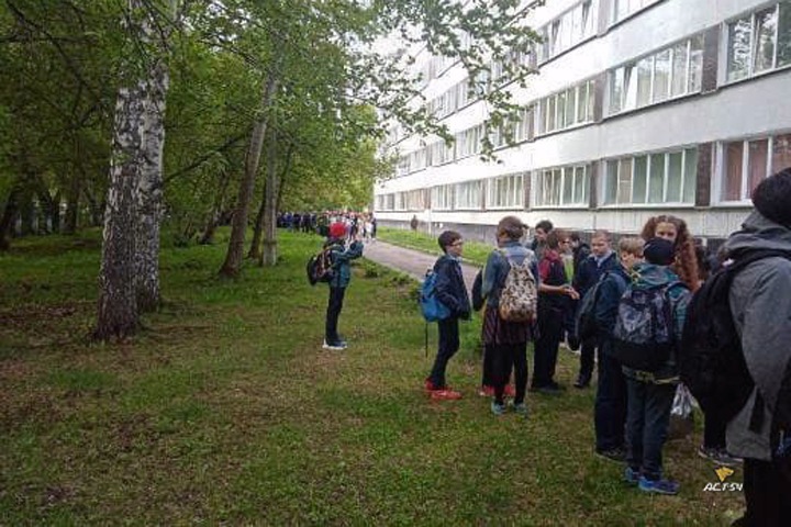 Школьников и студентов эвакуируют в Новосибирске