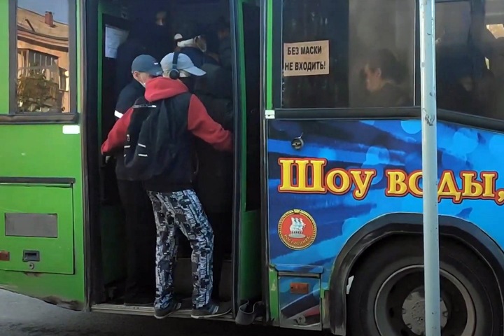 «Показательное унижение»: новосибирский депутат потребовала дополнительных автобусов из-за ужасной давки