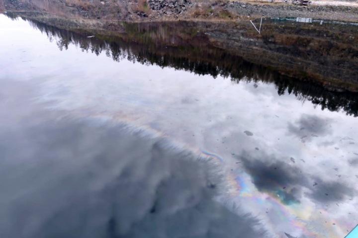 Масляное пятно обнаружено на Богучанском водохранилище