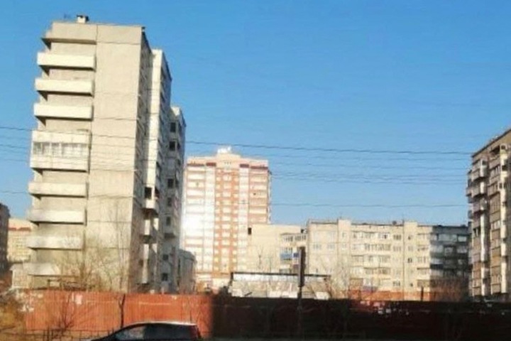 Пресс-служба забайкальского губернатора объяснила крен аварийного дома «заваленным горизонтом» на фото