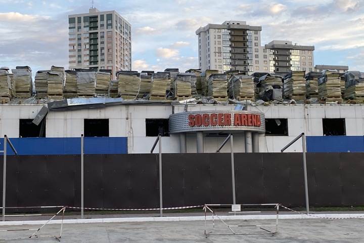 Снесенный под застройку новосибирский футбольный комплекс продали в Барнаул