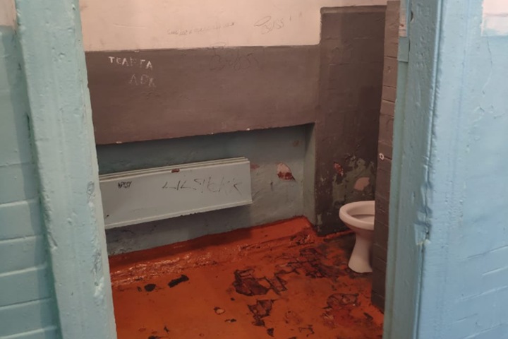 Кузбасский школьный туалет признали одним из худших в России