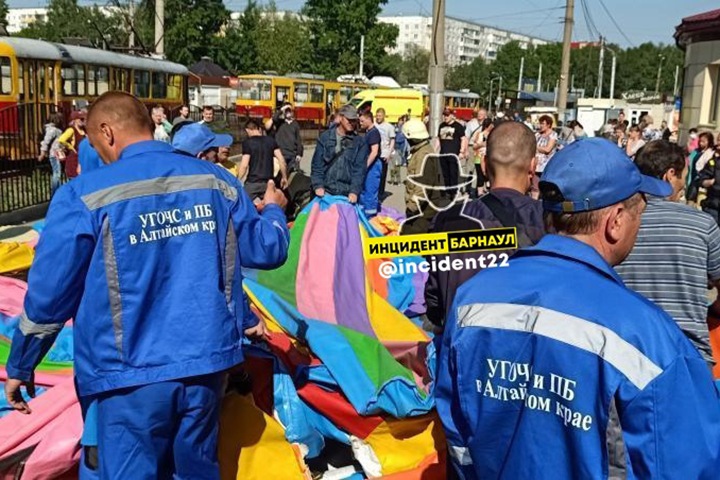 Двоих детей выбросило на трамвайные пути с батута в Барнауле