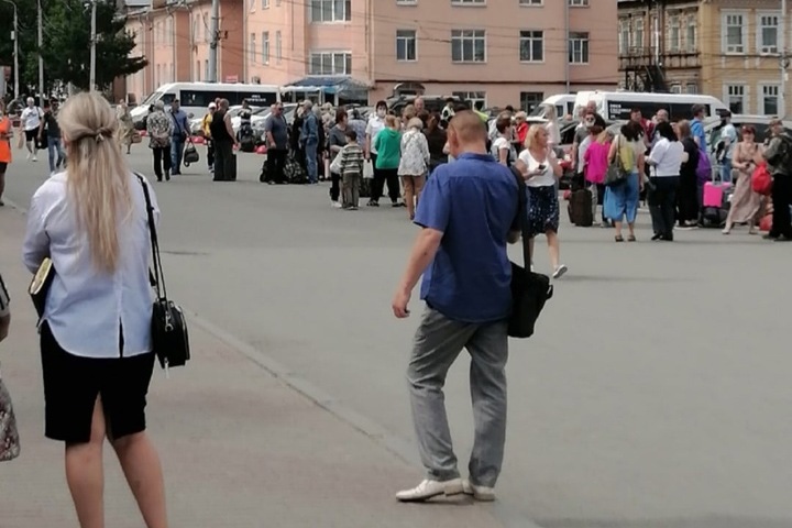 Омский вокзал эвакуировали из-за сообщения о бомбе