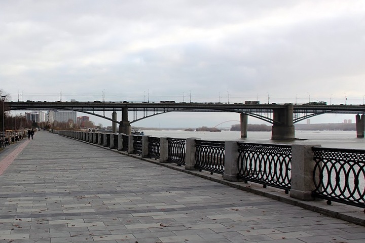 Движение по Октябрьскому мосту Новосибирска не закроют во время ремонта