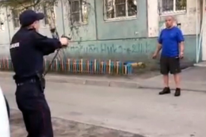 Иркутские полицейские расстреляли напавшего на них с ножами мужчину
