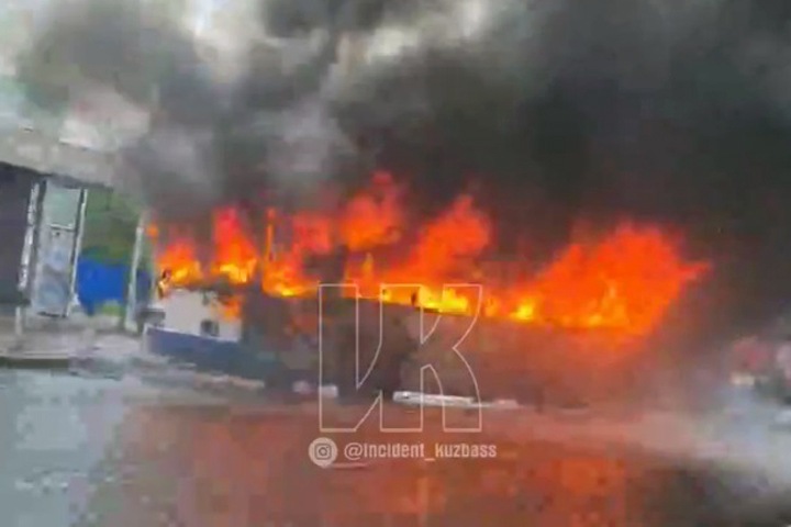 Троллейбус сгорел на остановке в Кемерове. Видео