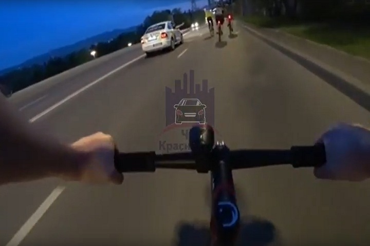 Пассажир такси обстрелял велосипедистов в Красноярске