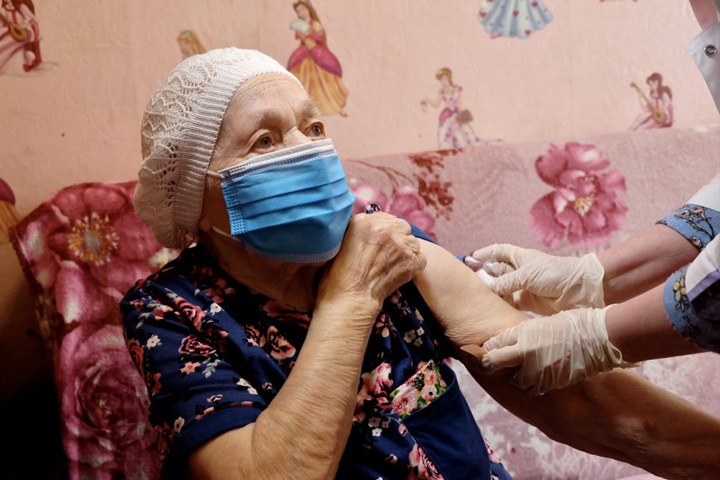 102-летняя жительница Новосибирска вакцинировалась от коронавируса
