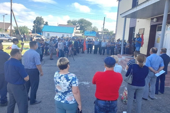 Жители алтайского села вышли на митинг против падения закупочной цены на молоко