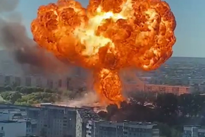 Сильный взрыв и пожар в Новосибирске. Фото, видео
