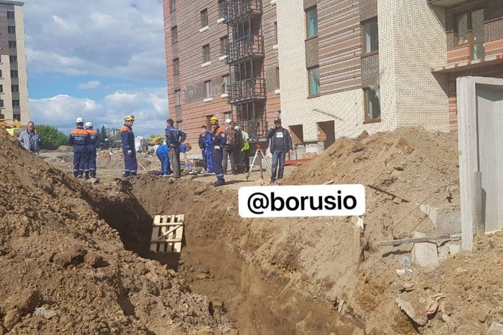Рабочий погиб на стройке в Красноярске из-за обвала грунта