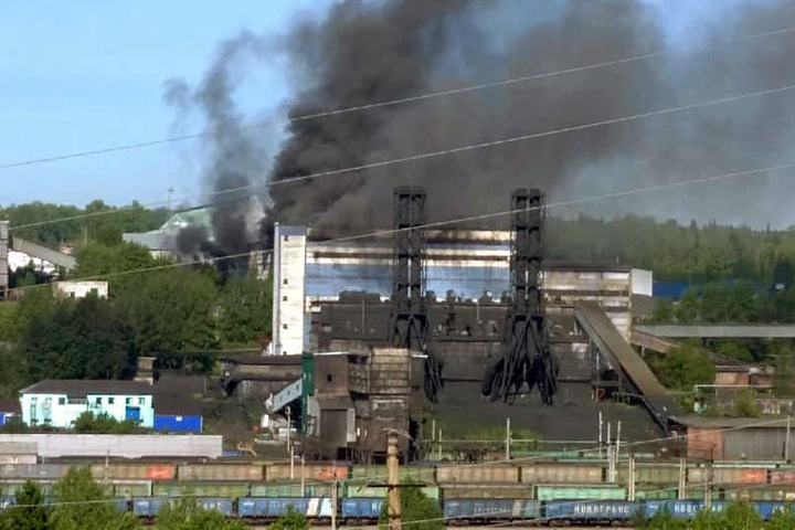 Обогатительная фабрика загорелась в Кузбассе