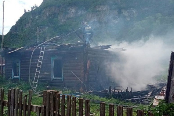 Дело возбуждено после гибели троих детей при пожаре на Алтае