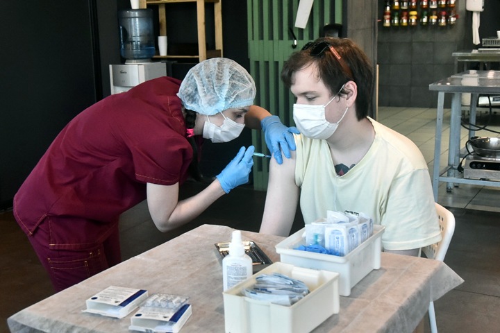 Вакцинацию на рабочем месте организовали в Новосибирске