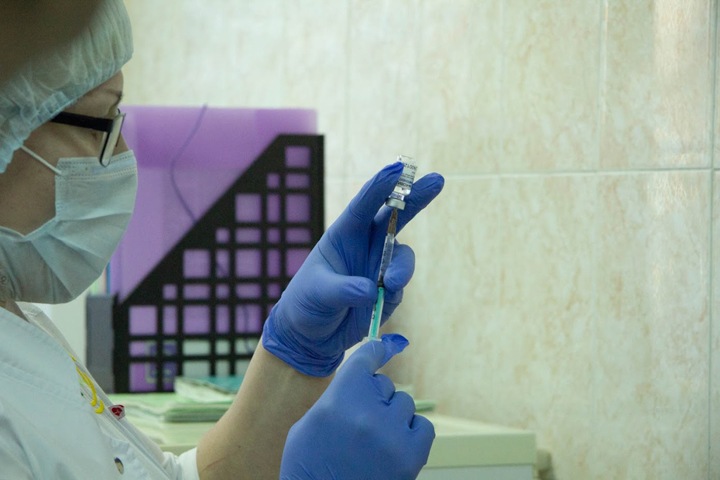 Власти Кузбасса пригрозили штрафами бюджетникам за отказ вакцинироваться от ковида
