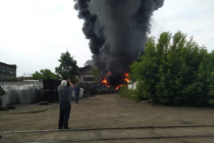Склад покрышек загорелся на заводе в Новосибирске. Фото