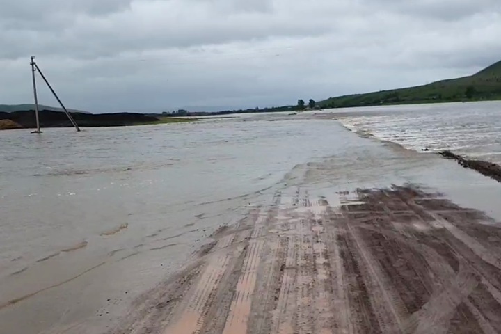 Паводок разрушил мост и отрезал от райцентра села в Забайкалье