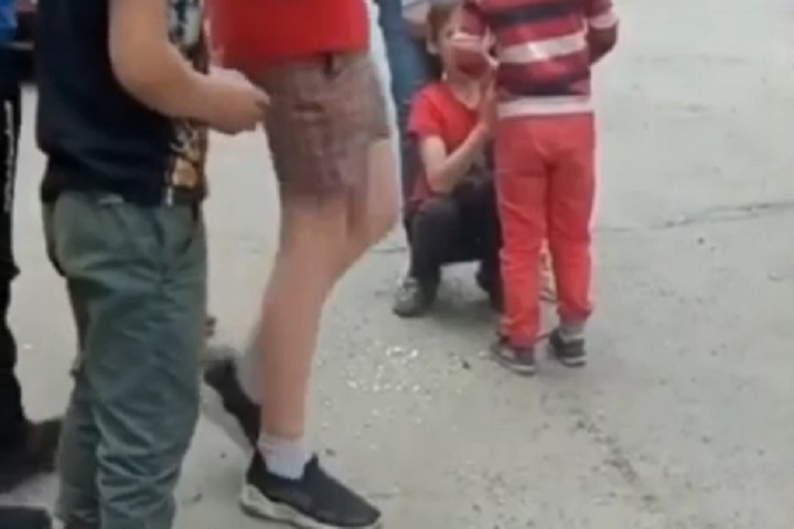 Красноярка заставила чужого ребенка на коленях просить прощения у своего сына