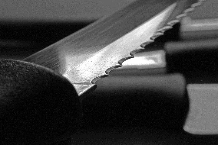 Новосибирец ножом вырезал варикоз другу и убил его
