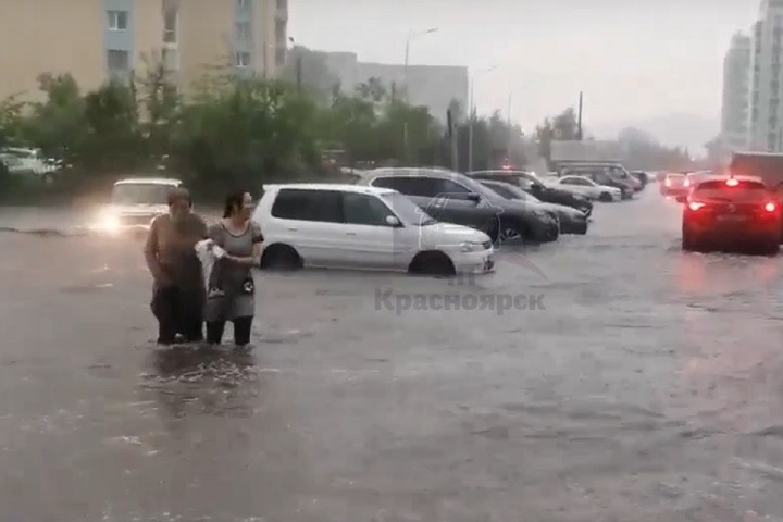 Красноярск поплыл после дождя: дороги-реки, затопленный театр и отключение света