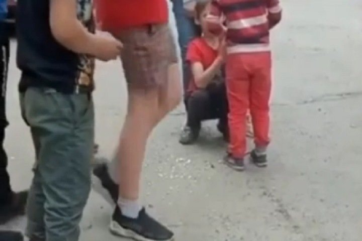 Красноярка попала под уголовное дело о побоях после того, как поставила чужого ребенка на колени для извинений