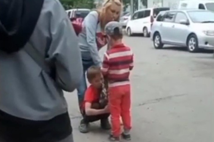 Полиция забрала детей у поставившей чужого ребенка на колени для извинений красноярки