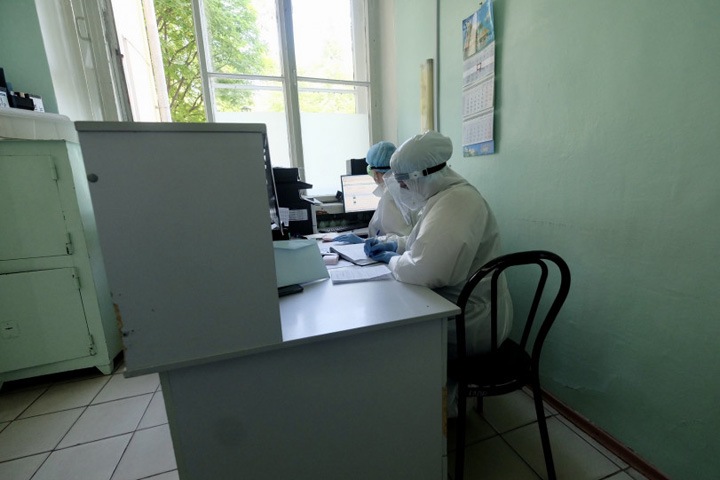 Медики заболели COVID-19 после вакцинации в Новосибирской области