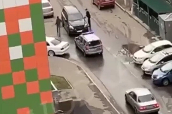 Иркутский автомобилист устроил стрельбу во дворе и врезался в машину полиции