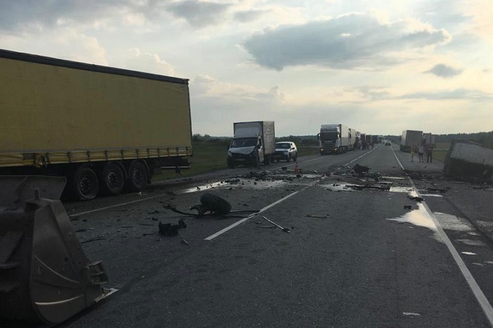 Водитель погиб при столкновении трех автомобилей на трассе под Новосибирском
