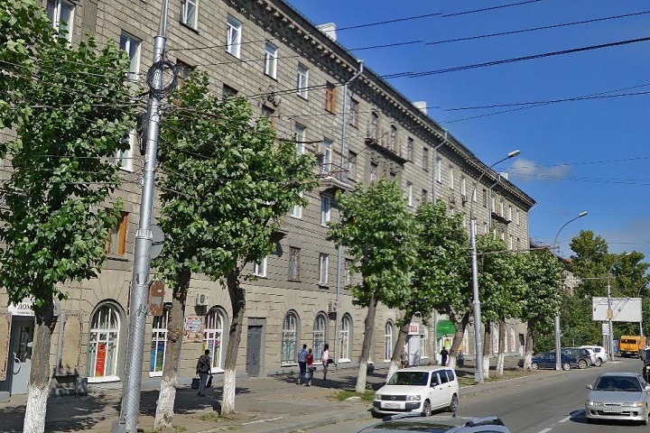 Женщина выпала из окна квартиры в Новосибирске