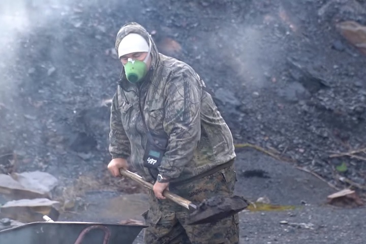 Житель кузбасского поселка с лопатой ликвидирует горящий угольный отвал