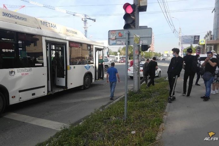 Четверо пострадали в аварии с автобусами в Новосибирске