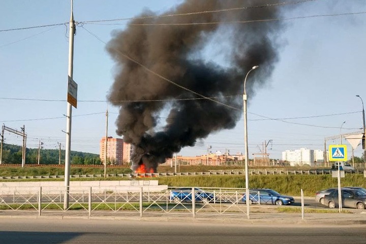 Автомобиль сгорел на Разъезде Иня в Новосибирске. Фото