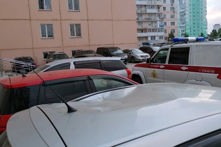 Молодой человек выпал из окна десятиэтажки в Новосибирске