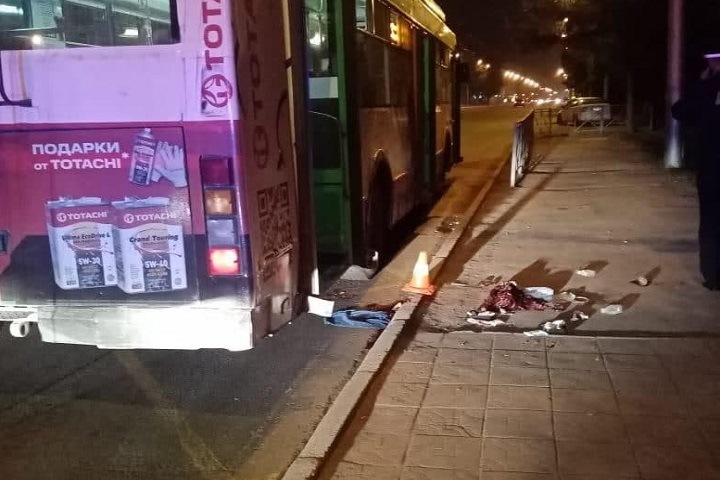 Жительница Новосибирска погибла после падения из троллейбуса