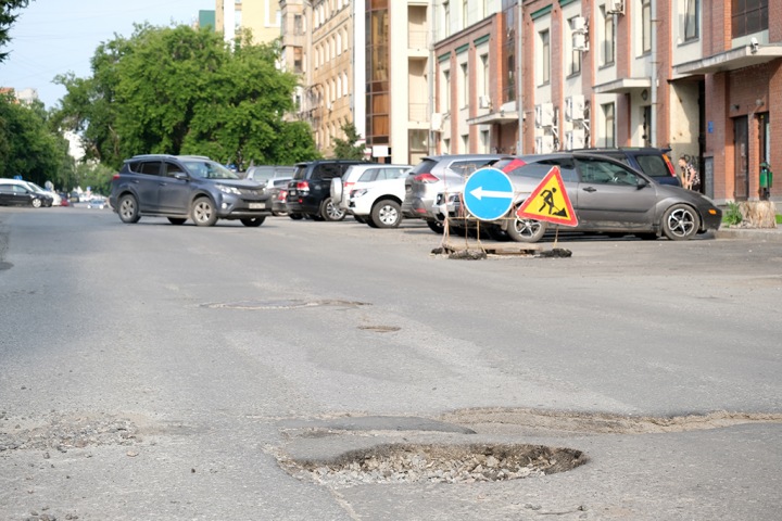 Более 150 ям на полукилометровом отрезке улицы в тихом центре Новосибирска насчитала Тайга.инфо. Фото
