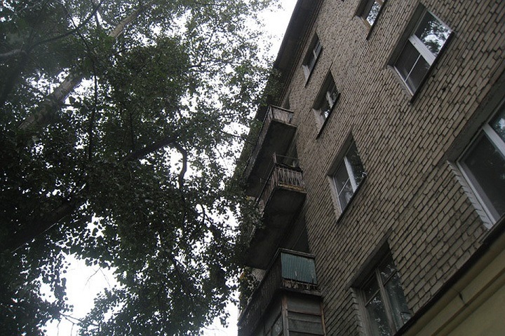 Дело столкнувшего сожительницу с балкона жителя Красноярского края дошло до суда