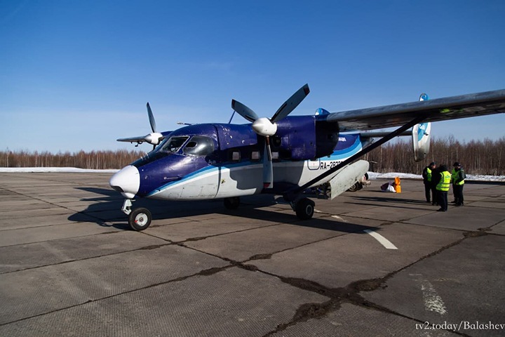 Самолет с 18 пассажирами совершил жесткую посадку в Томской области