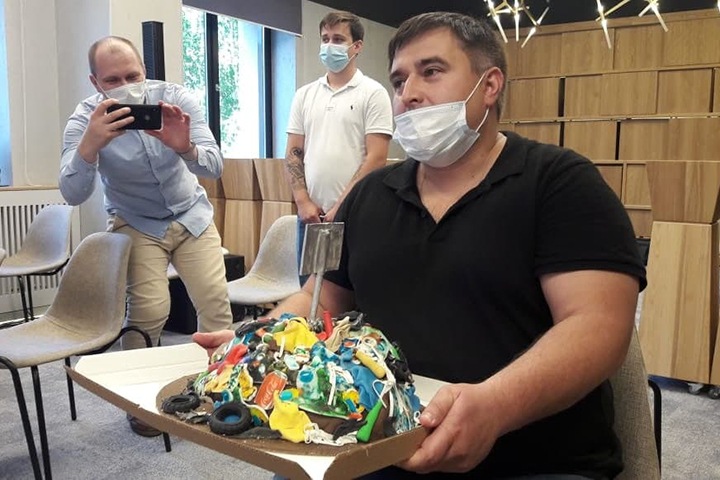 Новосибирский депутат подарил группе «ВИС» торт в виде свалки. Фото