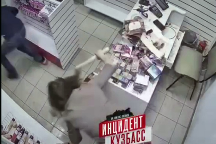 Девушка отбилась от грабителя гигантским фаллосом в Новокузнецке