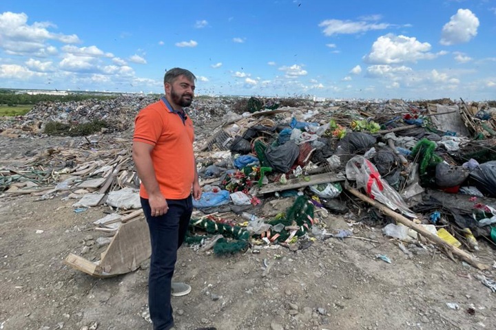 «Свалку охраняет воронье»: новосибирский депутат решил проверить мусорный полигон после пожара. МУП в ответ обратился в полицию