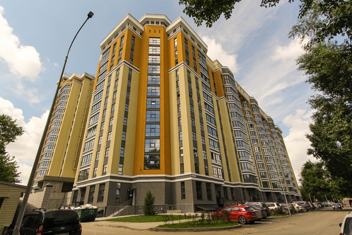 Дольщиков элитной многоэтажки в Барнауле оставили без парадных входов