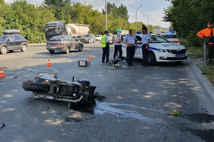 Мотоциклист разбился на Бердском шоссе в Новосибирске