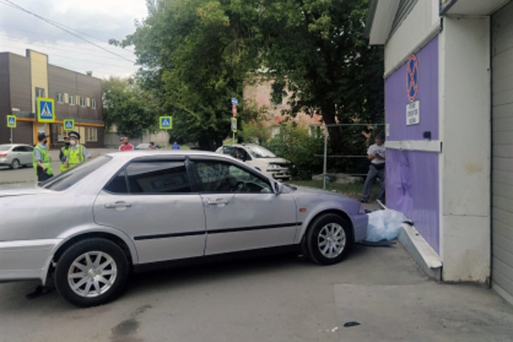 Дело возбудили после смертельного наезда машины на дравшихся мужчин в Барнауле